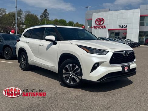 Used 2021 Toyota Highlander XLE AWD/4WD image 1