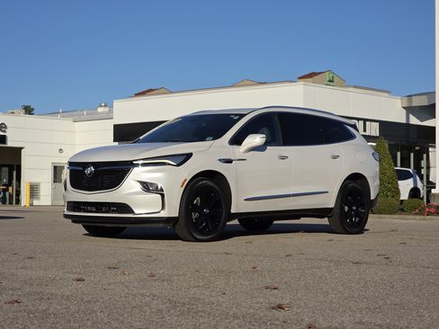 Used 2023 Buick Enclave Essence w/ Sport Touring Edition image 3
