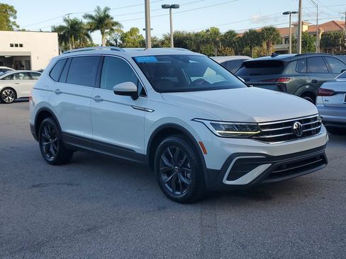 Certified 2023 Volkswagen Tiguan SE w/ Panoramic Sunroof Package FWD image 2