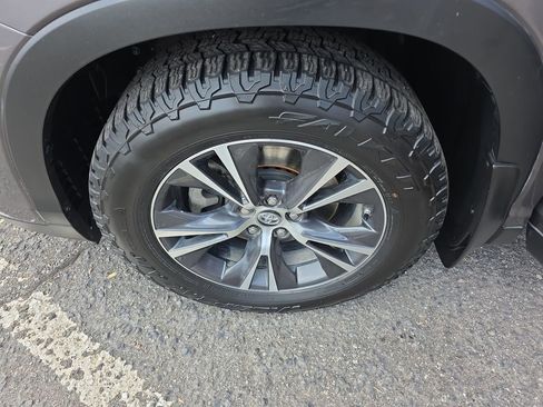 Used 2019 Toyota Highlander LE AWD/4WD image 34