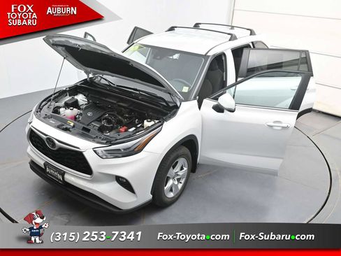 Used 2025 Toyota Highlander LE FWD image 38
