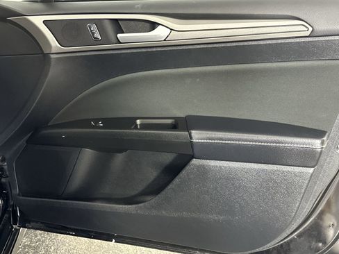 Used 2017 Ford Fusion SE w/ Fusion SE Technology Package image 31