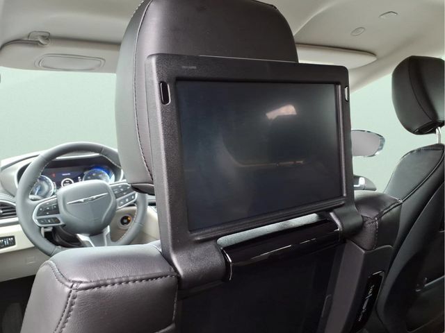 Used 2024 Chrysler Pacifica Touring-L w/ Uconnect Theater Family Group AWD/4WD image 18