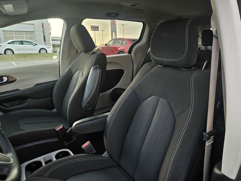 Used 2023 Chrysler Voyager LX image 12