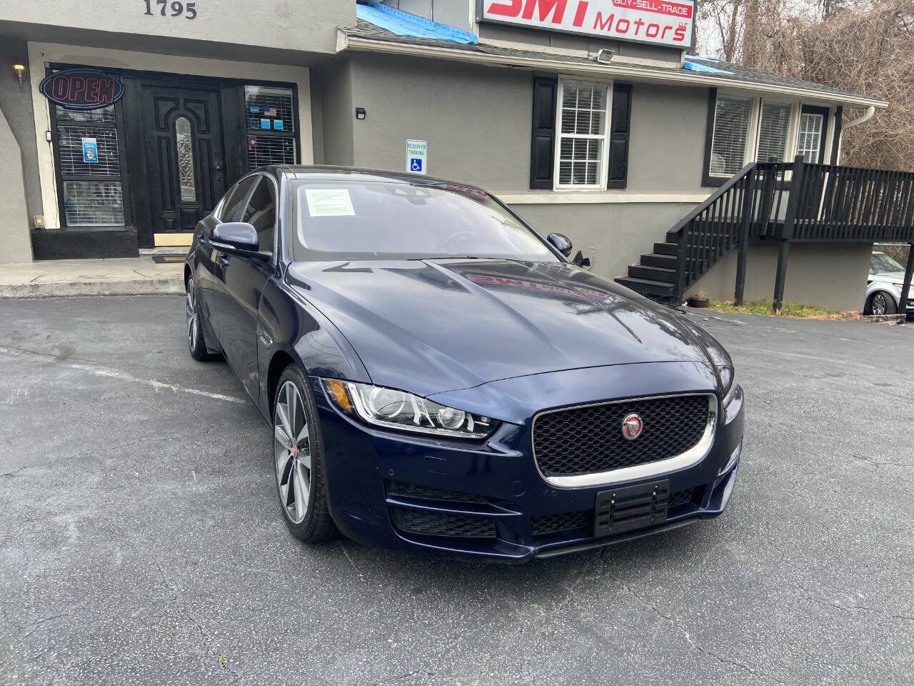 Used 2017 Jaguar XE Prestige RWD image 4