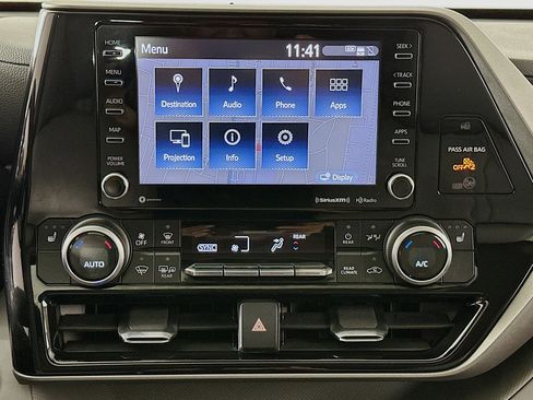 Used 2022 Toyota Highlander XLE AWD/4WD image 12