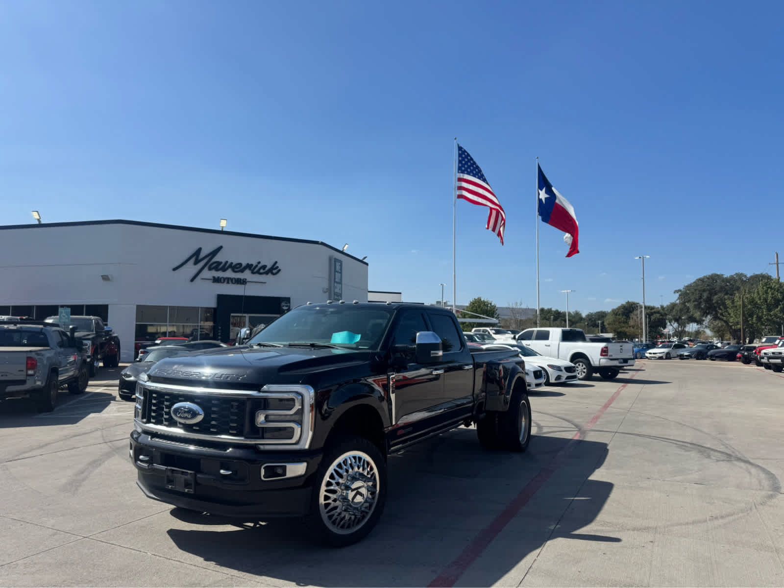 Used 2024 Ford F350 Platinum w/ FX4 Off-Road Package AWD/4WD image 1