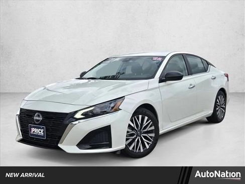 Used 2025 Nissan Altima 2.5 SV image 1