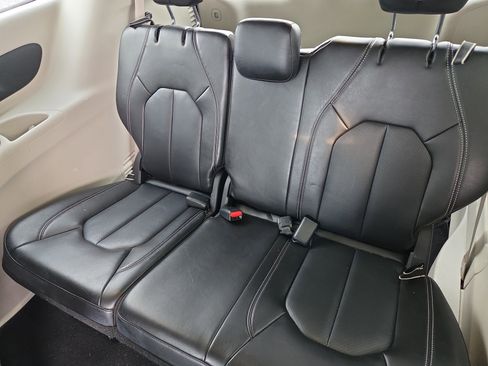 Used 2024 Chrysler Pacifica Touring-L image 14