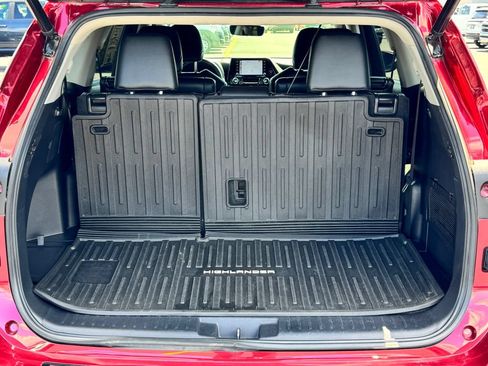 Used 2021 Toyota Highlander XLE FWD image 17