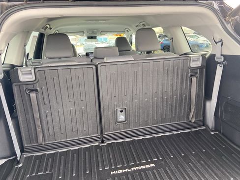 Certified 2020 Toyota Highlander LE image 11