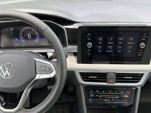 New 2026 Volkswagen Taos SE FWD image 18