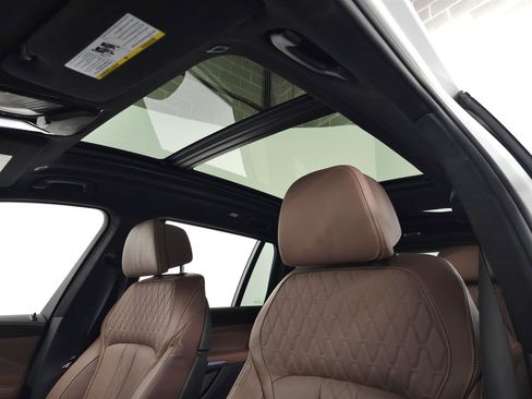 Used 2022 BMW X7 M50i image 17