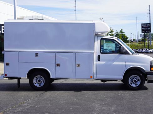 New 2025 GMC Savana 3500 w/ Power Convenience Package RWD image 5