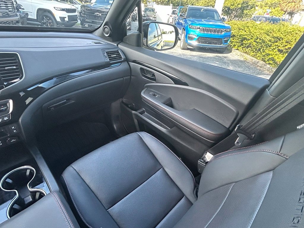 Used 2025 Honda Passport Black Edition image 11