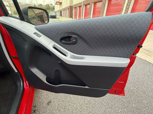 Used 2010 Toyota Yaris 4-Door Hatchback image 20