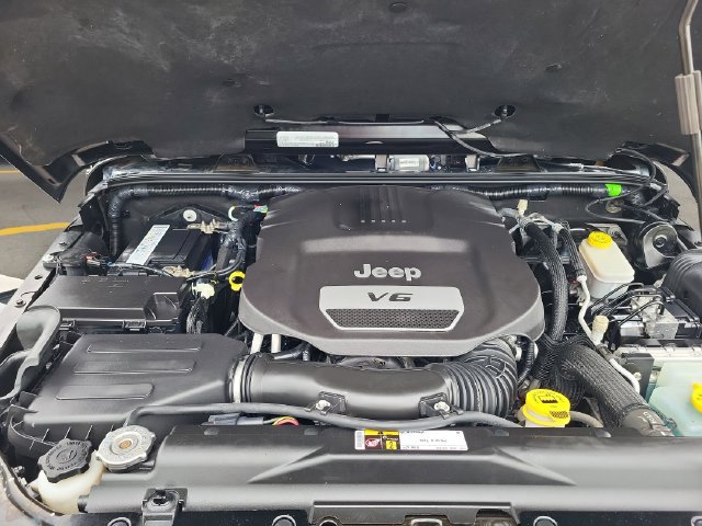 Used 2016 Jeep Wrangler Unlimited Sahara w/ Connectivity Group AWD/4WD image 16