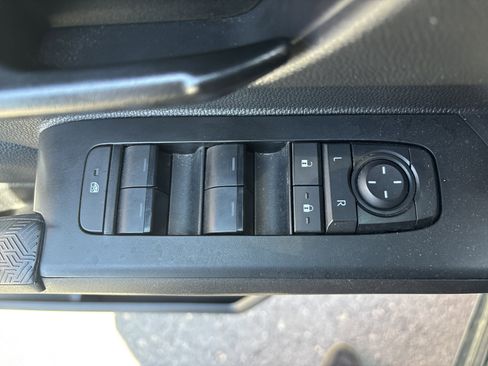 Used 2025 Toyota Tacoma SR5 AWD/4WD image 16