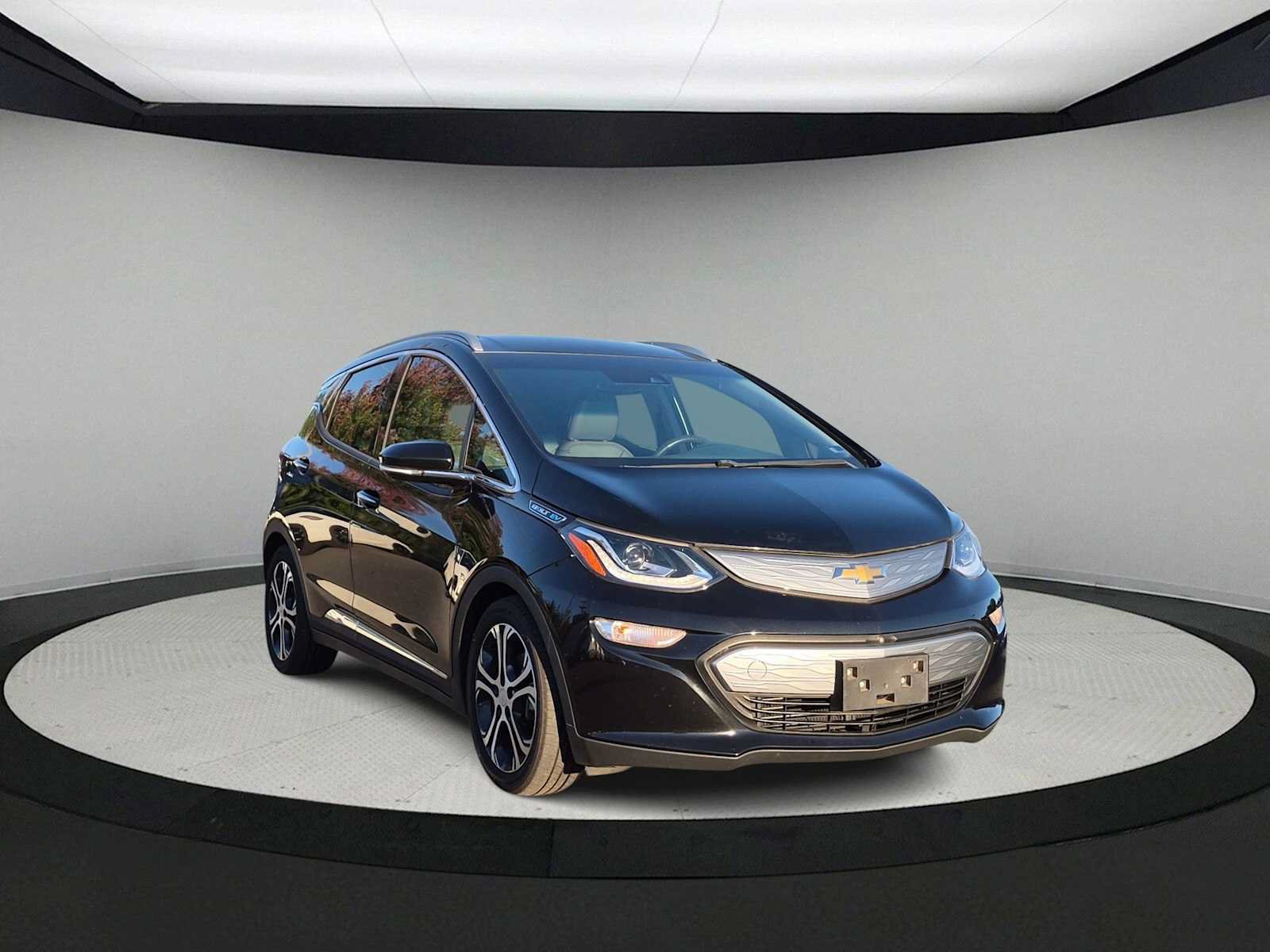 Used 2019 Chevrolet Bolt Premier w/ Infotainment Package FWD image 2