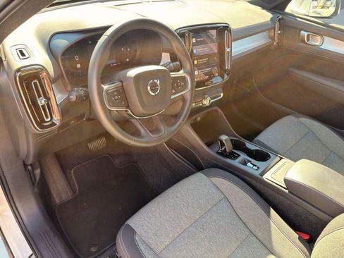 Certified 2025 Volvo XC40 B5 Core image 4