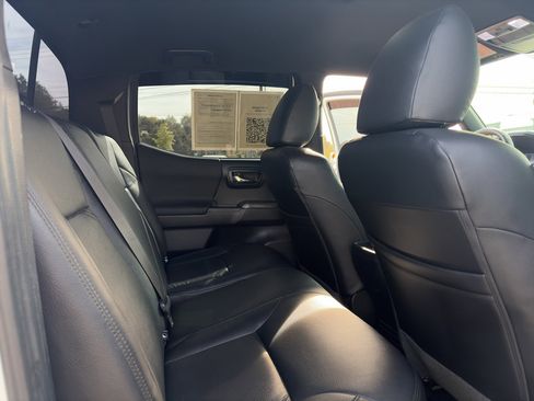 Used 2018 Toyota Tacoma TRD Sport image 16