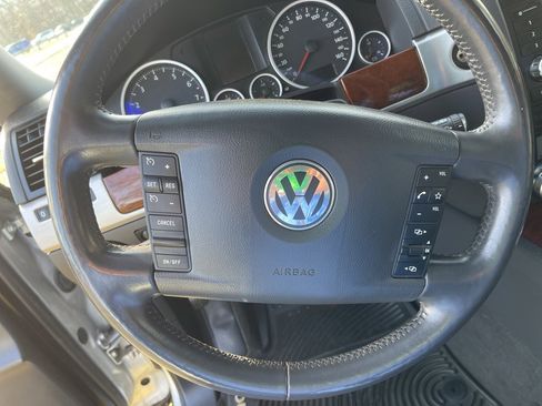 Used 2010 Volkswagen Touareg VR6 w/ Luxury Pkg image 31