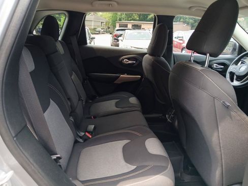 Used 2018 Jeep Cherokee Latitude FWD image 13