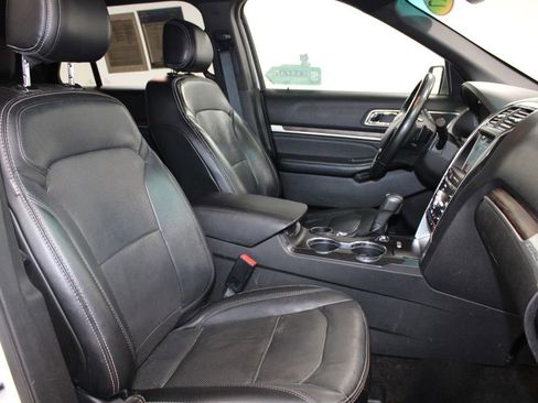 Used 2017 Ford Explorer Limited image 29