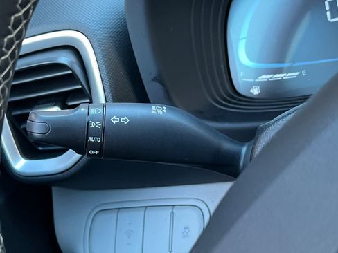 Certified 2025 Hyundai Venue SEL image 33