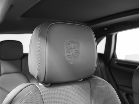 Used 2023 Porsche Macan AWD/4WD image 21