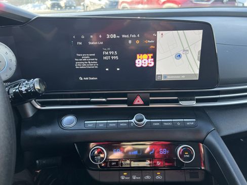 Used 2024 Hyundai Elantra SEL image 17