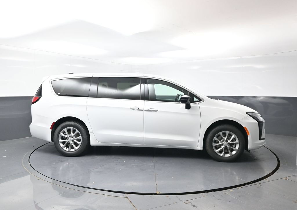 New 2027 Chrysler Pacifica Select w/ Family Tech Group AWD/4WD image 2