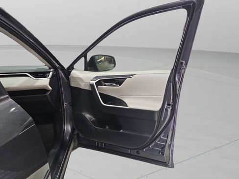 Used 2021 Toyota RAV4 XLE Premium image 30