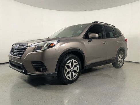 Used 2023 Subaru Forester Premium image 3