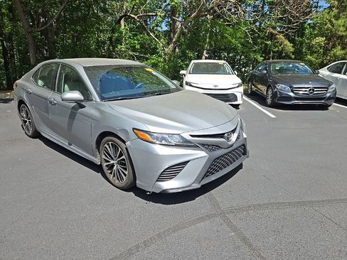 Used 2018 Toyota Camry SE w/ Convenience Package image 12