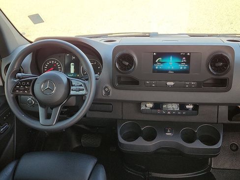 Used 2022 Mercedes-Benz Sprinter 2500 image 12