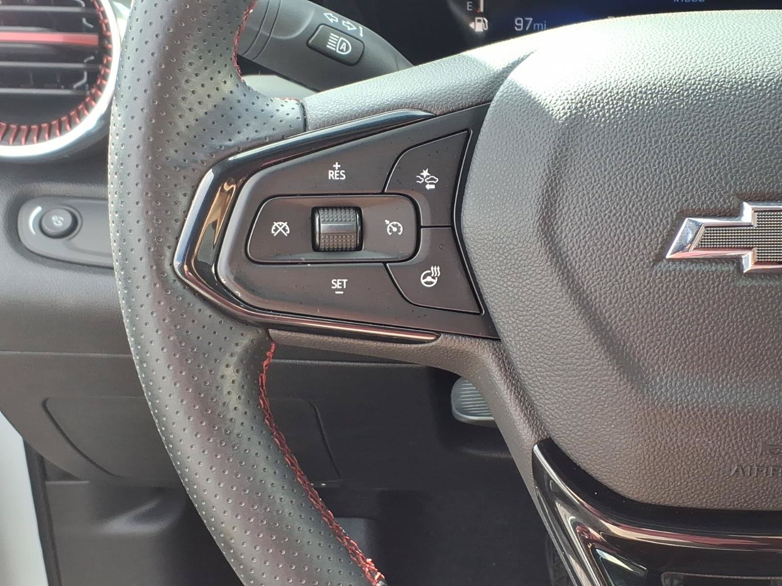 Used 2025 Chevrolet Trax RS w/ Sunroof Package FWD image 17
