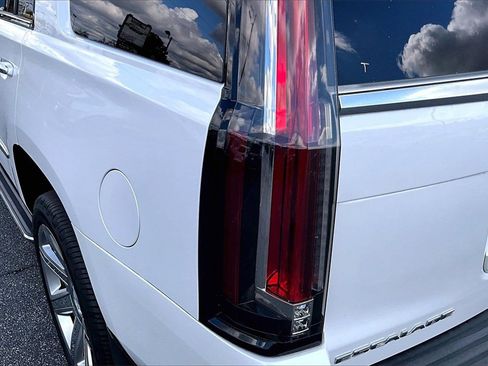 Used 2018 Cadillac Escalade Luxury image 23