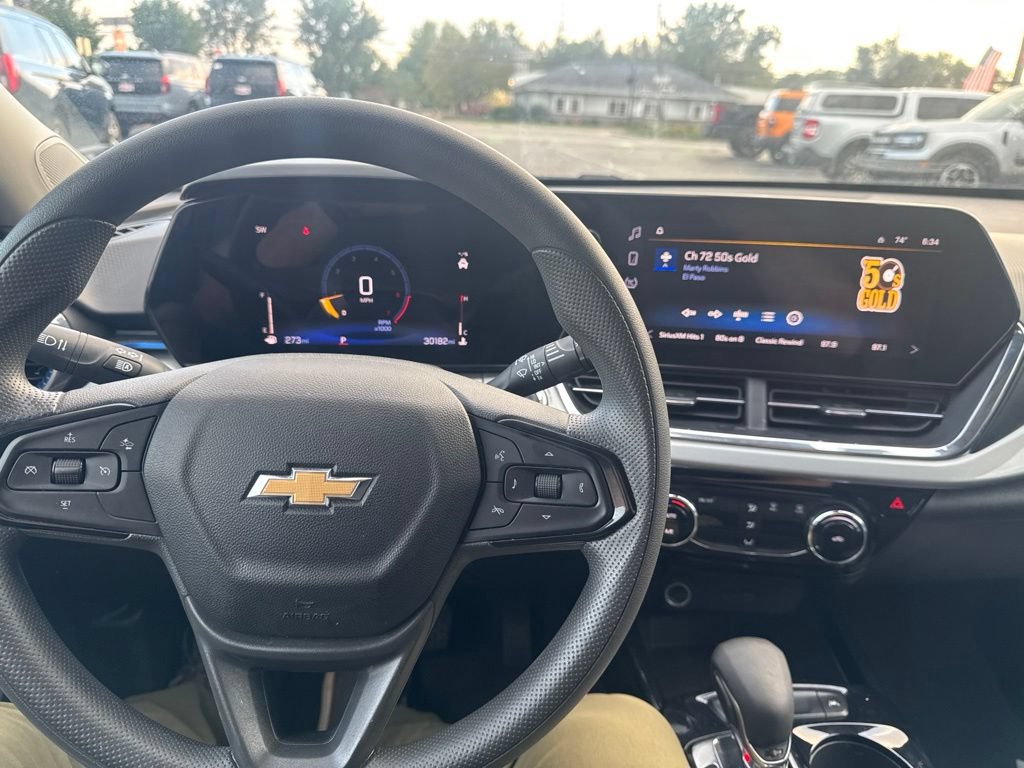 Used 2025 Chevrolet Trax LT FWD image 14