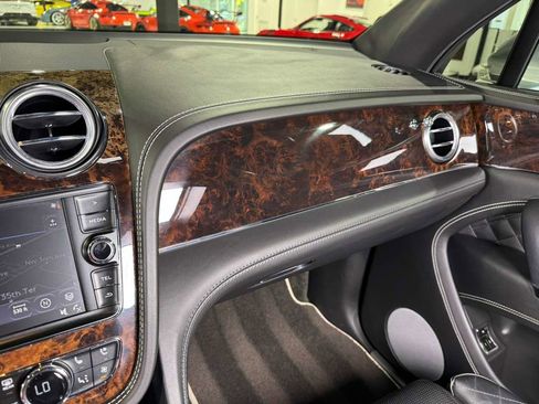 Used 2018 Bentley Bentayga image 36