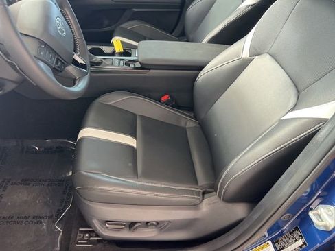 Used 2025 Toyota Camry SE image 8