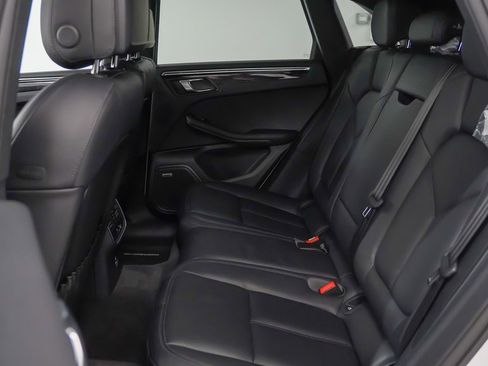 Certified 2025 Porsche Macan image 18