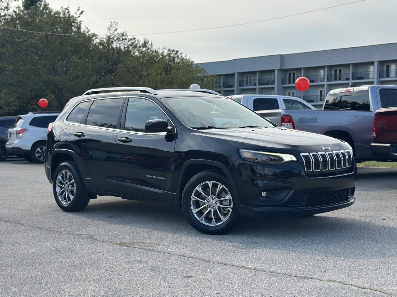 Used 2019 Jeep Cherokee Latitude Plus w/ Comfort/Convenience Group FWD image 2