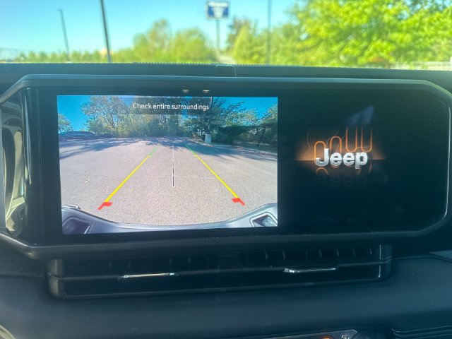 Used 2025 Jeep Gladiator Sport AWD/4WD image 16
