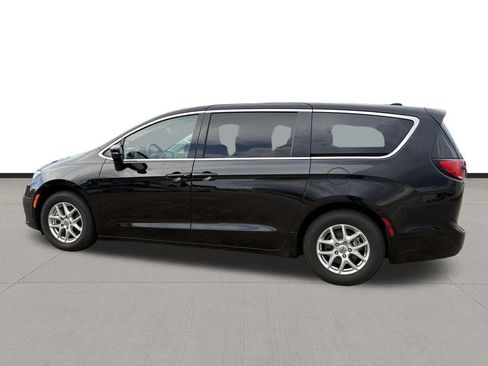 Used 2024 Chrysler Pacifica Touring-L FWD image 2