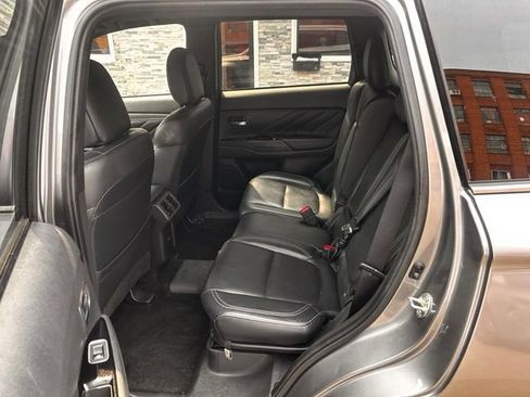 Used 2022 Mitsubishi Outlander 4WD Plug-In Hybrid image 17