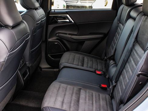 New 2026 Mitsubishi Outlander AWD image 34