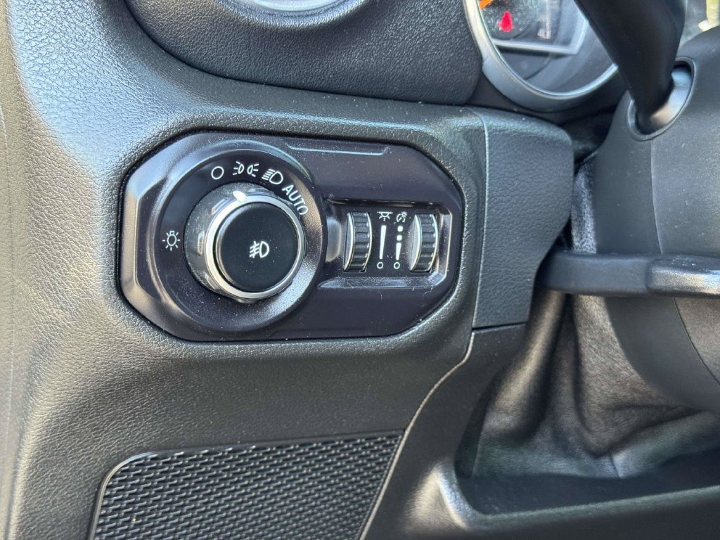Used 2018 Jeep Wrangler Unlimited Sahara AWD/4WD image 10