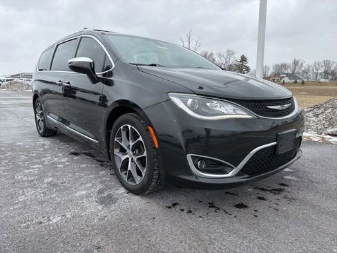 Used 2017 Chrysler Pacifica Limited image 1