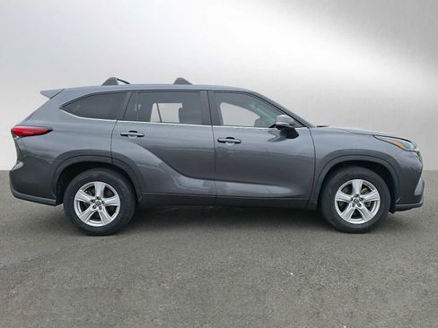 Used 2023 Toyota Highlander LE FWD image 2